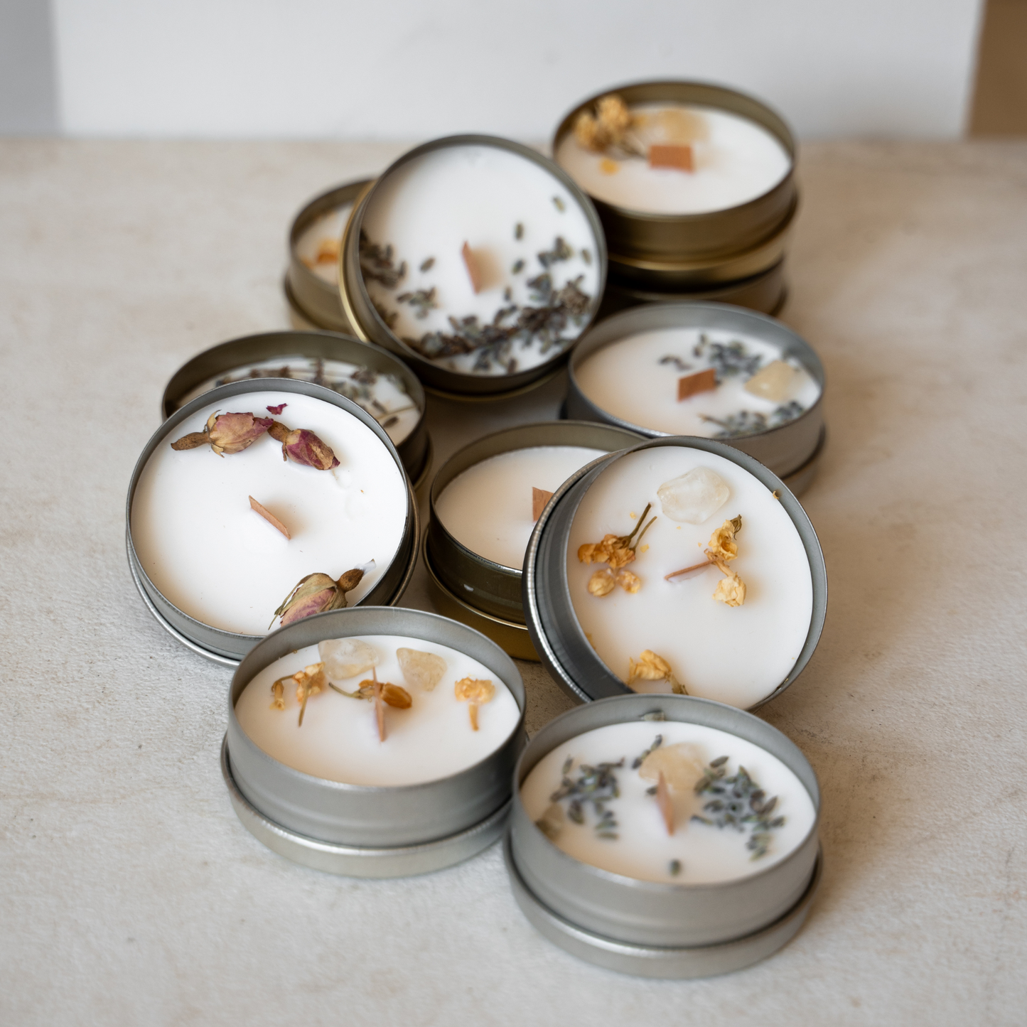 Vegane Kerzen aus Sojawachs mit getrockneten Blüten und Edelsteinen