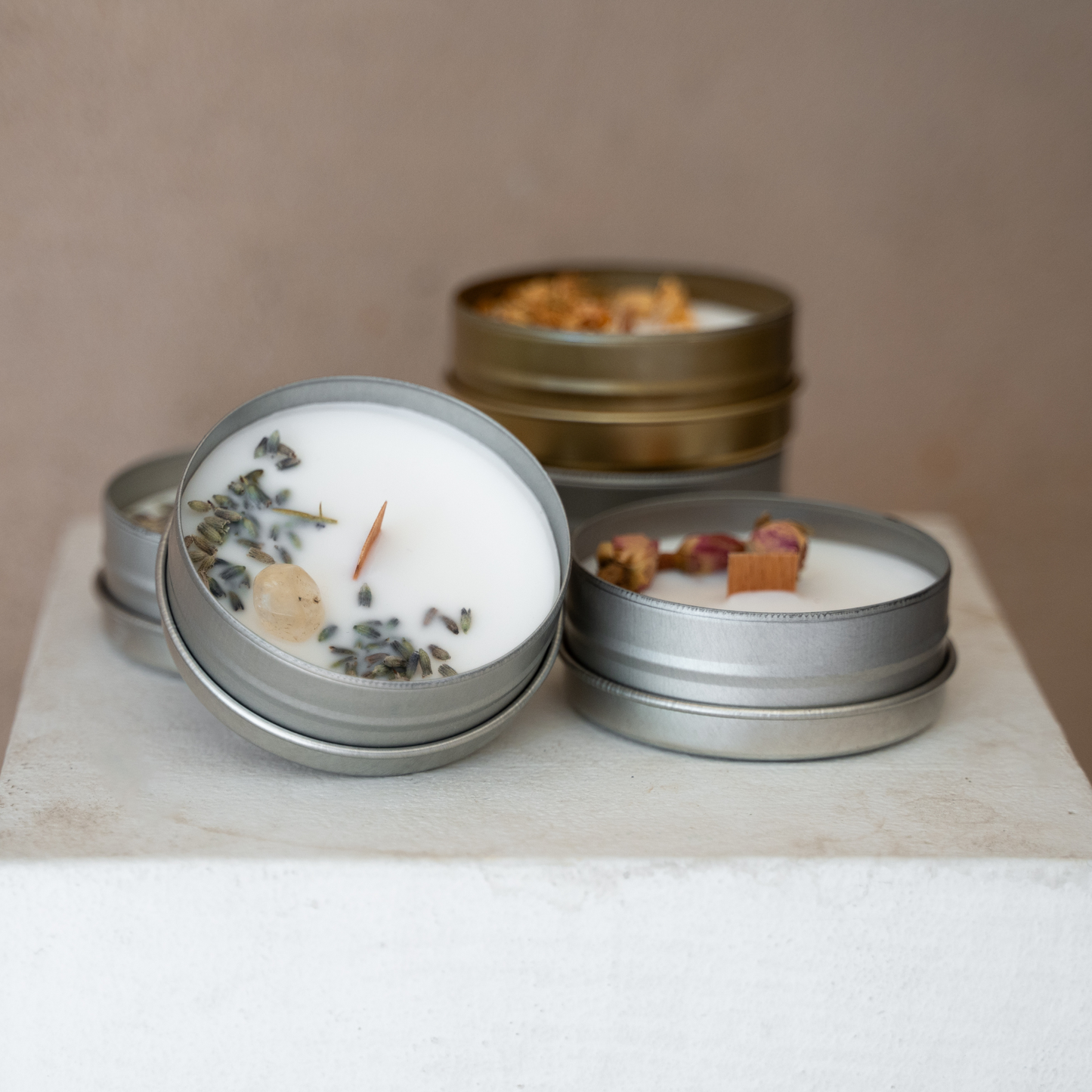 Sojawachs Kerzen mit ätherischen Ölen und getrockneten Blüten