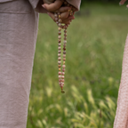 handgeknüpfte Gebetskette_Mala_Tesbih_Mondstein_Jaspis_Heilsteine_Natursteine_Spiritualität_Gebet_Dhikr_nourganics