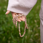 handgeknüpfte Gebetskette_Mala_Tesbih_Mondstein_Jaspis_Heilsteine_Natursteine_Spiritualität_Gebet_Dhikr_nourganics