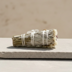 White Sage & Flowers – Räucherbündel mit Trockenblumen