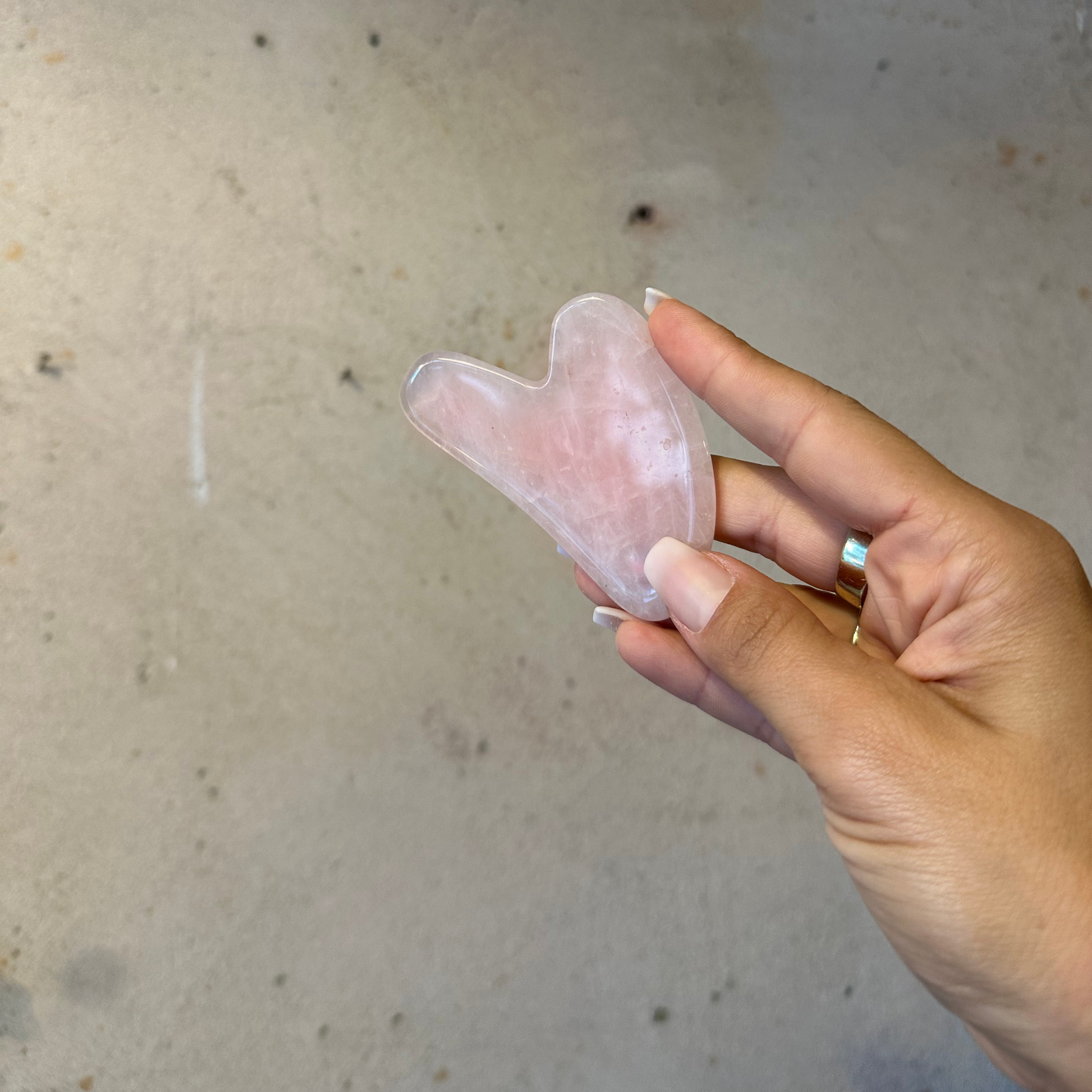 Gua Sha_Rosenquarz_Gesichtsmassage_nourganics